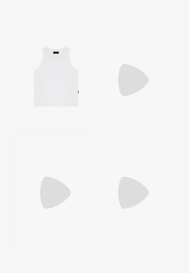 Witte katoenen tanktop met een ronde halslijn en brede armopeningen, voorzien van een klein lichtblauw logo op de borst en een zijlabel.; Jack & Jones JPSTBILL WILLIAM WORKER - Chino - black; Beige katoenen broek met speelse geborduurde ontwerpen, waaronder een roze figuur en een gekleurd blok, gecombineerd met zwarte veterschoenen.; Zwarte metalen zonnebril met ronde gradient lenzen, voorzien van dunne pootjes en transparante neuspads voor een comfortabele pasvorm.