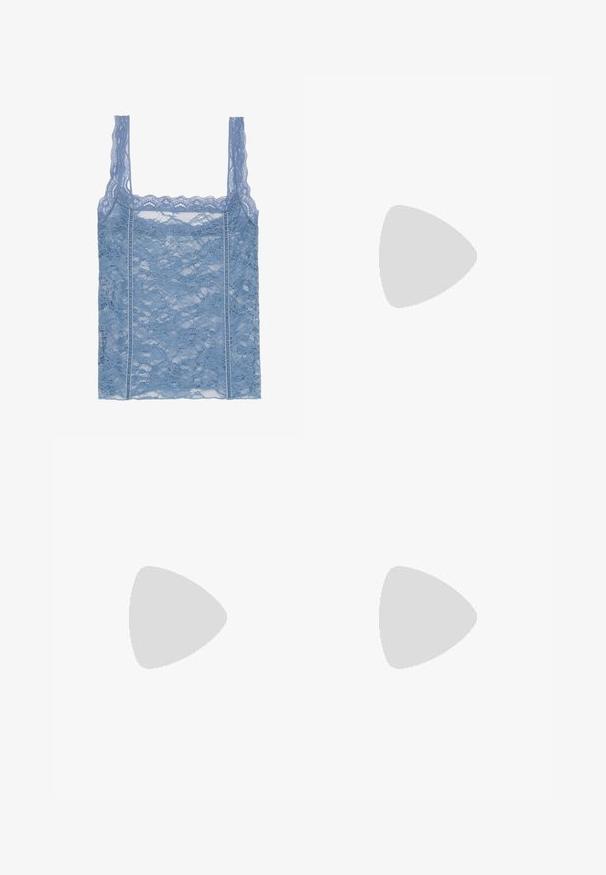 Top corto in pizzo azzurro chiaro con sottili spalline, dotato di un orlo in pizzo ondulato e un motivo floreale, progettato per una silhouette aderente.; Pantaloni a gamba larga in un motivo a quadri beige, blu navy e nero. Presentano due tasche anteriori e un tessuto liscio e strutturato.; Mocassini platform neri in pelle con punta arrotondata e fascia larga sulla tomaia. Presentano un tacco spesso e quadrato e una texture liscia.; Orecchini a cerchio in argento con un design minimalista. Forma circolare, superficie liscia e profilo sottile. Leggeri con una finitura lucida.