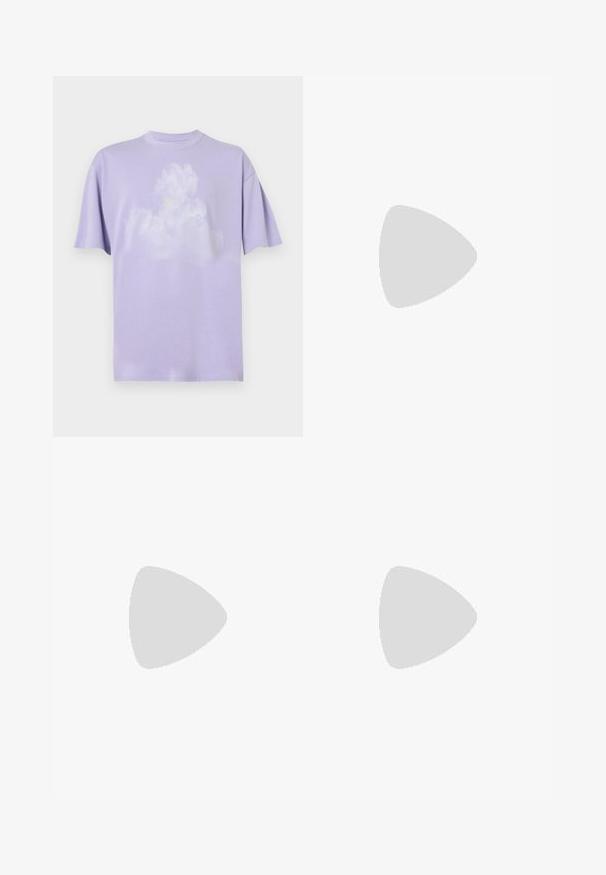 Tricou din bumbac lavandă, cu o croială lejeră, care prezintă un model cu nori și un mic logo Nike galben pe piept. Mâneci scurte.; Shorts de tip cargo negri, confecționați dintr-un material moale, având un sistem de elastic cu șnur, buzunare laterale și un mic logo pe tiv.; Adidașii Nike Air Max 90 albi au un superior neted din piele și plasă, detalii perforate, talpă cu amortizare și un unitate de aer vizibilă pentru confort.; Ochelari de soare negri cu o finisare mată, lentile dreptunghiulare, curbură ușoară pe bănci, detaliu subtil cu logo și lentile cu tentă fumurie.