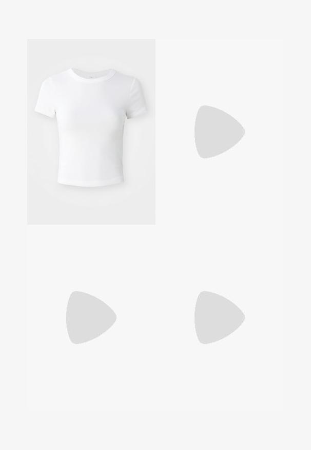 T-shirt corta bianca a maniche corte con scollatura rotonda, esposta su uno sfondo neutro chiaro.; Pantaloni di cotone beige con design a gamba dritta, dotati di passanti per cintura e senza decorazioni o motivi visibili.; Pantaloni ampi marroni con una trama liscia e dettagli delle cuciture laterali, abbinati a sneaker in stile retrò grigie e bianche con suola in gomma.; Bracciale in argento con maglie allungate sopra. Sotto, un bracciale colorato con perline nere, blu, verdi, gialle, rosse e trasparenti.