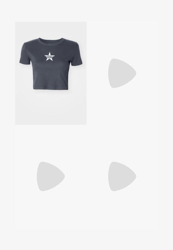 Pelēka īsā t-kreklā ar ribotu tekstūru, apaļu dekoltē un baltu zvaigzni ar vārdu "OBEY" centrā.; Nike Sportswear REPEL PANT - Auduma bikses - light army/white; Sporta kedas ar pelēku un tumši violetu dizainu, ar sieta augšdaļu, atbalstošām siksnām un gumijas zoli, apvienotas ar brīvām zaļām biksēm.; Zila denim soma ar mīkstu, apaļu formu un izliekto rokturi. Tekstūra ir maiga, un tajā ir redzamas šuves un gluda virsma.