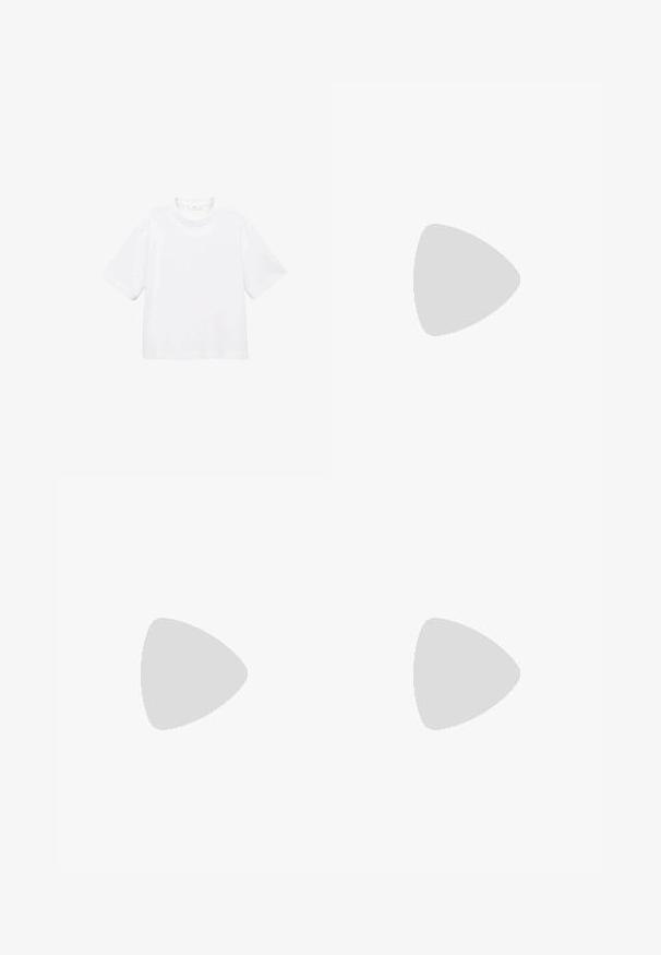 Bílý bavlněný tričko s krátkým rukávem a kulatým výstřihem. Jednoduchý design, volný střih, hladká textura. Žádné vzory ani zvýraznění nejsou viditelné.; Černé džínové kalhoty s vysokým pasem, širokými nohavicemi, předními kapsami, zapínáním na knoflík a viditelným béžovým prošíváním na bílém pozadí.; Černé lakované kožené lodičky na pásku s špičatou špičkou a geometrickým blokovým podpatkem. Vyznačují se elegantním, minimalistickým designem a hladkým povrchem.; Černá kožená hobo taška s hladkým povrchem, zakřiveným tvarem a jedním nastavitelným popruhem; má široké otevírání nahoře.