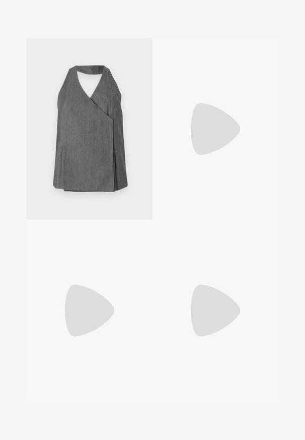 Šedý denimový top na zavazování s překládkovým designem, má v-výstřih a boční rozparky. Hladká textura s jemnými švy.; Námořnické modré kalhoty s širokými nohavicemi, hladkým povrchem, plochým předním dílem a poutky na opasek. Vyznačují se minimalistickým designem a žádnými viditelnými vzory nebo akcenty.; Černé lakované kožené vysoké podpatky se čtveratou špičkou, řemínkem kolem kotníku a masivním podpatkem. Obsahuje perforované detaily na okraji.; Černá kabelka z umělé kůže s texturovaným povrchem, zdobená perlovým stříbrným akcentem podél horního ucha a řetízkovým popruhem.