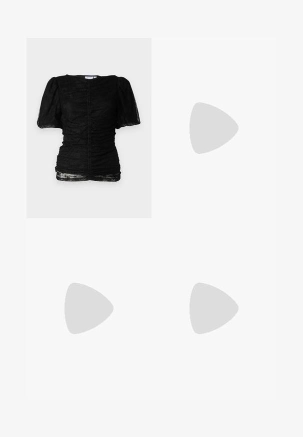 Top en dentelle noire avec une silhouette ajustée, des manches courtes bouffantes, un col rond et des détails froncés sur le devant pour ajouter de la texture.; Jean en denim évasé de couleur bleu foncé, avec des poches avant, une fermeture à bouton et des détails brodés. Le tissu présente une texture lisse et légèrement usée.; Sandales à plateforme noires avec des fines lanières croisées et une boucle carrée. Texture lisse et un large talon épais pour plus de stabilité.; Lunettes noires angulaires avec des verres gris ; fabriquées en plastique, avec des branches épaisses à la surface lisse et sans matériel visible.; Boucles d'oreilles en or avec une finition lisse et brillante. Design circulaire présentant un petit clou et une attache transparente pour un port sécurisé.
