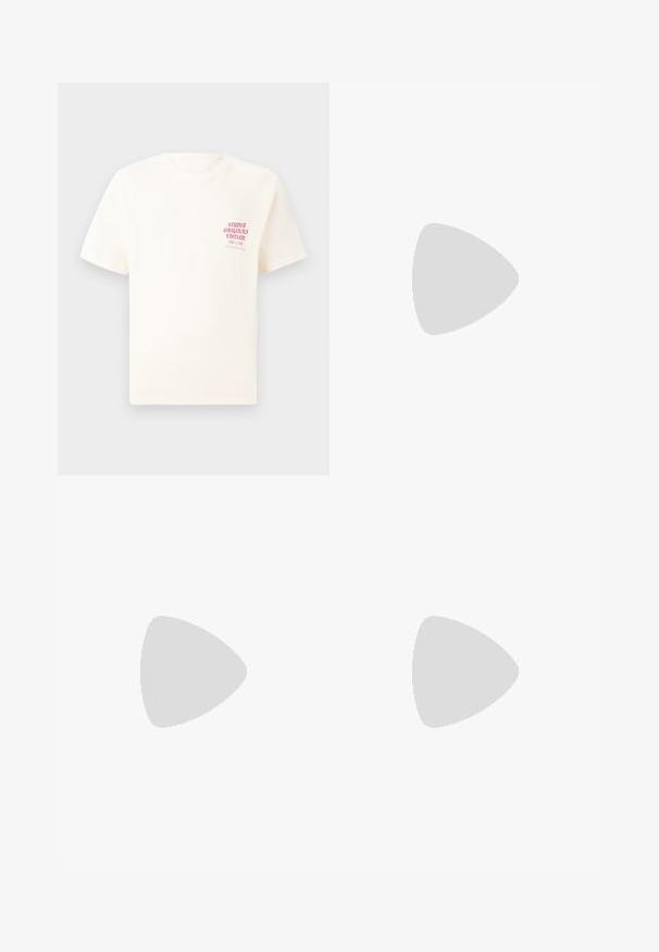 Hvid kortermet T-shirt med rød tekst "Studio Originals Edition" på venstre bryst, vist på en neutral grå baggrund.; To sæt shorts: et navyblå og et khaki. Begge er lavet af bomuld, har flad front, opsmøgte kanter og en knaplukning.; Lys beige loafers med spids tå, glat materiale, en rem over vampen og en lav brun sål. Simpelt design med minimale detaljer.; Mørkeblå denim tote bag med to håndtag, synlige sømme og en frontlomme med et klassisk logo-patch.