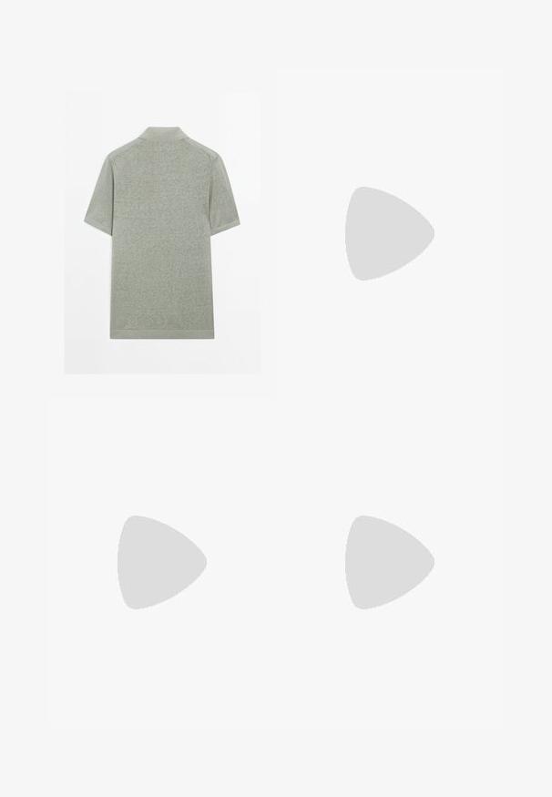 Kurzärmliges Poloshirt in Hellgrau, aus weichem Stoff hergestellt, mit kragenlosem Ausschnitt und gerippten Bündchen. Strukturiert Oberfläche mit minimalen Details.; Graue Jeans aus Denim im weit geschnittenen Design, mit klassischem Fünf-Taschen-Stil und Reißverschluss mit Knopfverschluss, die eine verblasste Textur aufweisen.; Schwarze Lederschuhe mit Metallnieten, mit runder Zehenpartie und dicker Gummisohle. Schwarze Schnürsenkel und weiße Socken sind sichtbar.; Schwarze Cat-Eye-Sonnenbrille mit grünen Gläsern, goldenen Metallelementen und schlanken schwarzen Bügeln. Texturierter Rahmen mit einem auffälligen, geometrischen Design.