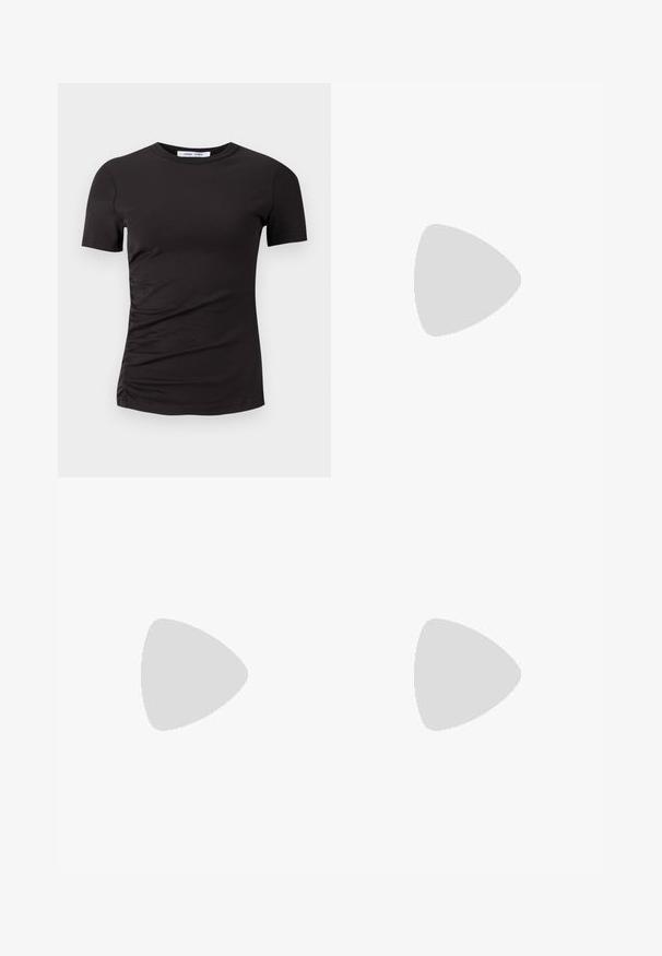 Svart kortärmad t-shirt i mjukt tyg, med rund halsringning och samlad detalj på vänster sida för en subtil textur.; Randig kjol i vitt med röda vertikala ränder, med elastisk midja, framknappar och rak skärning, knälång design.; Svarta platta sandaler med korsade remmar och öppen häl design, tillverkade av slätt material, bärs med en flödande olivfärgad kjol på trägolvet.; Beige totebag med "SAMSOE" tryckt två gånger, bruna tofflor med vit pälskant, vita strumpor och en brun fåroverall på en träyta.