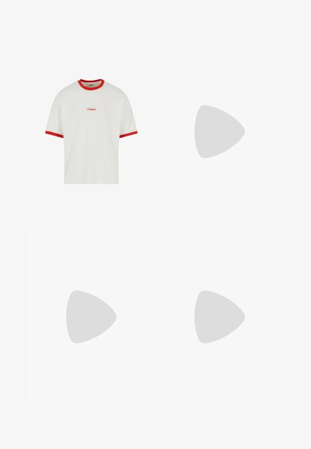 Valkoinen t-paita, jossa on punaiset ribbireunat kauluksessa ja hihansuissa. Edessä keskellä on punaisella brodeerattu sana "Kielletty". Suora leikkaus, lyhyet hihat.; Valkoiset pellavapolkka-housut, joissa on joustava vyötärö, nauhakuja ja kaksi sivutaskua. Sujuva rakenne ja kevyt muotoilu mukavuutta varten.; Beige mokkanahka lenkkarit, joissa on kolme tummansinistä raitaa, valkoiset nauhat ja vaaleanruskea kumipohja. Kengissä on logo kielessä ja "CAMPUS"-teksti.; Aurinkolasit metallikehyksillä, joissa on soikeat vihreät linssit. Ohut hopeinen metallikehys ja mustat korvapehmusteet. Minimalistinen muotoilu, ei näkyviä logoja.