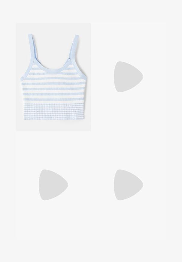 sandro BRASSIERE  - Linne - bleu ciel; Svarta slim-fit-byxor med två framfickor med guldknappar, slät textur och kort längd. Klassisk design för mångsidig användning.; Svarta klacksandaler med tunna remmar, en strukturerad yta, öppen tå och en elegant, spetsig klackdesign. Har en slät innersula och en glänsande yta.; Burgunderfärgad läderhandväska med rundad form, en guldfärgad cirkulär detalj och ett enda axelrem. Slät textur, minimalistisk design.