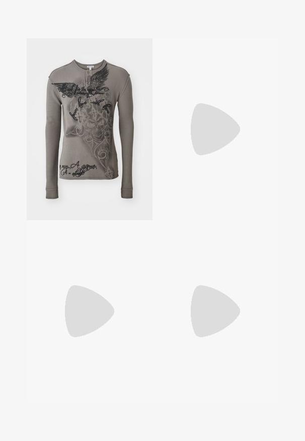T-shirt à manches longues, en gris, fabriqué en tissu côtelé. Comprend des graphiques et du texte imprimés en noir, incluant des motifs d'ailes et de crâne.; Jeans en denim noir avec un design classique à jambes droites. Comprend des poches avant, une fermeture à bouton et des détails de couture subtils.; Chaussures en cuir noir à lacets avec un bout arrondi, surface texturée et semelle en caoutchouc épaisse. Portées avec un pantalon noir retroussé sur un fond en béton.; Sac bandoulière noir en nylon avec une bandoulière ajustable, doté d'une texture lisse, d'une poche à fermeture éclair à l'avant et d'un accent de logo.