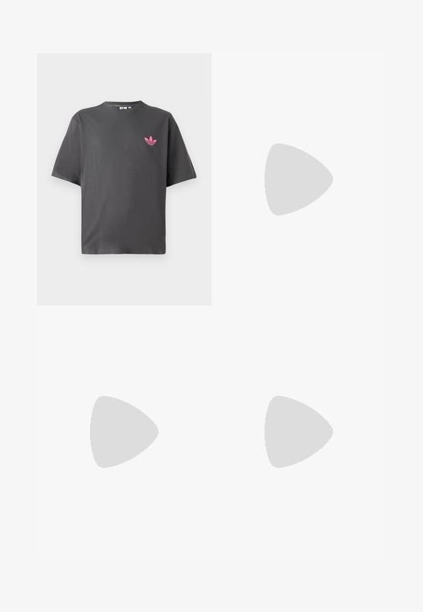 Tricou scurt cu mânecă, de culoare gri închis, cu un mic logo roz Adidas trefoil pe partea stângă a pieptului, prezentat pe un fundal alb.; Pantaloni scurți negri din bumbac, cu elastic în talie, buzunare laterale și croială lejeră, având o textură netedă și margine dreaptă.; Adidași negri și albi cu un superior din suede și piele, prevăzuți cu trei dungi albe, un vârf perforat și o talpă din cauciuc caramel.; Geantă de umăr din material textil negru, cu închidere cu fermoar, având un logo Adidas alb și o curea ajustabilă cu dungi pentru o transportare ușoară.