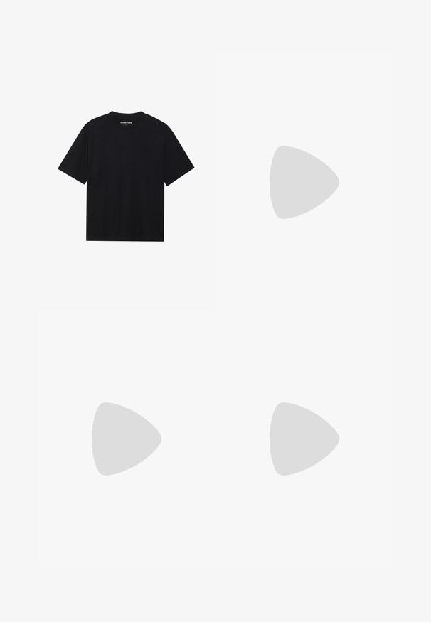 T-shirt preto de mangas curtas com decote redondo, feito de tecido de algodão suave. Apresenta um design minimalista, sem padrões visíveis ou acessórios.; Jeans de ganga preta de pernas largas com rebites de cobre, cinco bolsos e fecho de botão. Textura suave e resistente, com corte direito da cintura até à bainha.; Bota preta até ao joelho em pele de couro com relevo de crocodilo brilhante, apresentando um bico apontado e um pequeno salto kitten, com um detalhe angular prateado na parte superior.; Saco de tote em couro preto com uma alça curva, forma triangular alongada e textura suave. Apresenta um design minimalista sem hardware visível.
