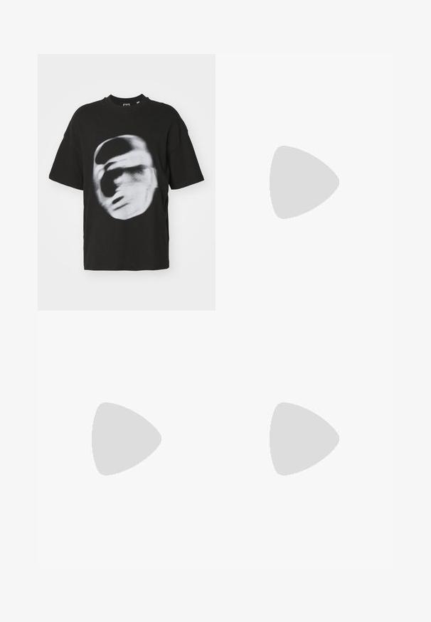 Schwarzes Baumwoll-T-Shirt mit einer verwischten weißen Grafik eines Gesichts. Kurze Ärmel und Rundhalsausschnitt.; Schwarze weite Hosen mit glatter Textur, ausgestattet mit einem regulären Bund und einem kleinen bestickten Logo nahe dem rechten Bein.; Gelbe Wildledersneaker mit weißen Streifen, ausgestattet mit einer Gummisohle, Stoffbändern und einem gepolsterten Kragen, kombiniert mit beigen Baumwollhosen.; Braun getönte Sonnenbrille mit einer schlanken, länglich-ovalen Form. Die Fassung besteht aus glänzendem Kunststoff; die Gläser sind rosa mit einer dezenten Wölbung.