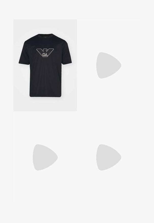 Emporio Armani Printtipaita - black; Housut jogger-tyyliä, vaaleankreemivärisiä, joissa on teksturoitu kuvio, joustava vyötärönyöri ja ribatut hihnat nilkoissa.; Mustat nahkasneakerit, joissa on pyöreä kärki, nauhakiinnitys edessä, sileä pinta, paksu kumipohja ja kontrastoiva vaaleanruskea sisustus.; Musta pyöreä aurinkolasit tummilla linsseillä ja kapeilla metallikehyksillä. Sisältää kirkkaat temppelet ja hopeiset yksityiskohdat saranassa. Minimalistinen muotoilu.