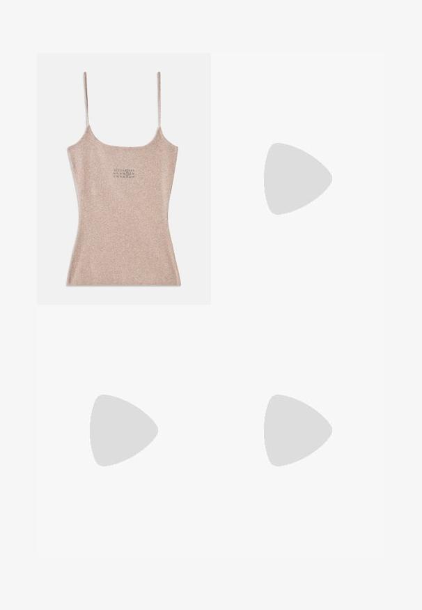Débardeur beige à côtes avec des fines bretelles réglables. Il présente un décolleté carré et un petit motif imprimé près du centre.; Pantalons cargo beiges avec une coupe décontractée, plusieurs poches latérales et des accents zippés au niveau des chevilles. Fabriqués dans un tissu léger.; Bottine en daim marron avec un bout pointu, des détails de couture verticale et un talon noir effilé. Texture lisse sur l'ensemble.; MM6 Maison Margiela JAPANESE CROSSBODY BAG - Sac à main - bracken