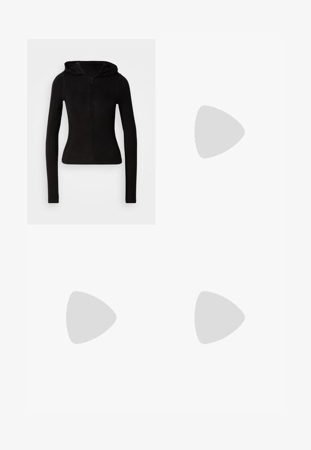 Schwarzes, langärmliges Kapuzenshirt mit einem Frontreißverschluss. Aus einem glatten Stoff gefertigt, figurbetontes Design und minimalistischem Detail. Abgerundeter Saum am unteren Ende.; Dunkelblaue weite Jeans aus Denimstoff mit hoher Taille, ausgestattet mit orangefarbenen Nähten, fünf Taschen und einem Knopfverschluss.; Spitz zulaufender Slingback-Schuh aus cremefarbenem Leder, ausgestattet mit einem niedrigen Absatz und einem ausgeschnittenen Design mit glatter Textur und minimalen Akzenten.; Schwarze Lederhandtasche mit großem offenem oberen Bereich und einem einzelnen Schulterriemen. Weiche Textur, minimalistisches Design, mit subtilen hardware Akzenten.; Silberne Creolen mit einer glatten, polierten Oberfläche. Runder Form und sicherem Klickverschluss. Leichtes Design, geeignet für den täglichen Gebrauch.