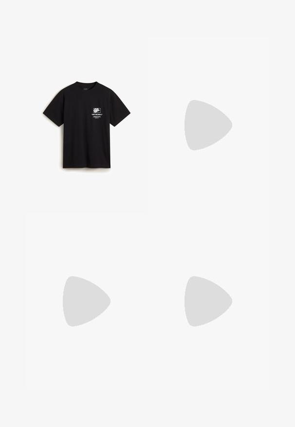 Zwarte katoenen T-shirt met korte mouwen. Voorkant heeft een witte "VANS" logo en "OFF THE WALL" tekst in een rechthoekig ontwerp.; Grijze katoenen broek met een recht gesneden ontwerp, voorzien van een knoopsluiting en riemlussen, een gladde textuur en geen zichtbare patronen of accenten.; Witte lage sneakers met zwarte accenten, van leerachtig materiaal, ronde neus en perforaties aan de zijkant voor ademend vermogen. Zwarte rubberen zool.; Zwarte zonnebril met een octagonaal frame, donkere lenzen, glanzende afwerking, dunne tempels en gouden accenten aan de voorkant.