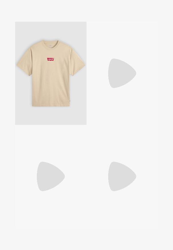 Beige színű pamut póló kerek nyakkivágással és rövid ujjakkal. A mellkasán piros Levi's logó található. Egyszerű, klasszikus fit.; Világos bézs, könnyű nadrág, elasztikus derékkal és zsinórral. Két oldalzsebbel és egyenes lábformával rendelkezik.; Beige sportcipő fekete csíkokkal, gumi talppal és fekete részletekkel. Simára cserzett bőr felsőrésze és kerek orra van.; Fekete téglalap alakú napszemüveg zöld lencsékkel, matt felülettel, egyenes szárakkal, és a Ray-Ban logóval az oldalon.