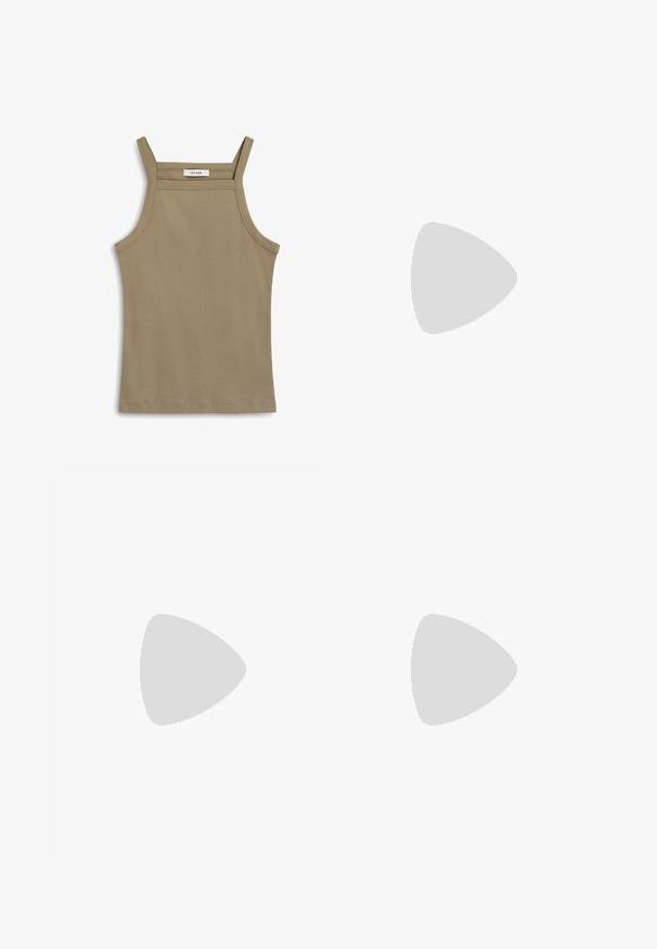 Khaki värvi tank top õhukeste õlavarre rihmadega, ribatud tekstuuriga ja sirge servaga. Sildil on ka kirjutatud "IVY OAK" krae juures.; Helehall denim laiad püksid helesinises toonis, millel on kulunud viimistlus, kaunistatud hõbedaste nupukestega, mis on paigutatud ringikujuliste mustritega esiosale.; Must musta slingback kontsad, terava nina, peenike konts ja dekoratiivne pandla detail peal. Sile tekstuur ja stiilne disain.; Must või voodri tasku ja kuldne kassi kujuline käepide, millel on esine klapp, reguleeritav rihm ja logodetail alumisel ees.