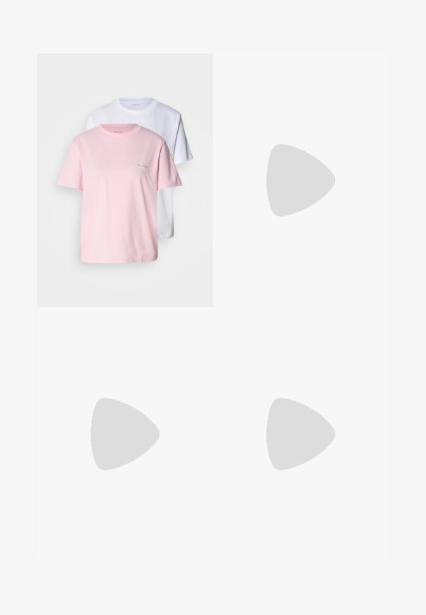 Twee T-shirts: één lichtroze en één wit. Beide zijn kort mouwend, gemaakt van katoen, met een ronde hals en een klein logo op de borst.; Blauwe denim jeans met een rechte snit, voorzien van bloemvormige uitsnijdingen aan de zoom. Klassieke vijf-pocketstijl met een sluiting met een voorste knoop.; Zwarte puntige slingback schoen met een lage hak, gemaakt van soepel leer en voorzien van een uitsnede aan de zijkant voor ventilatie.; Zwarte handtas met dubbele korte handvatten en een afneembare schouderriem. Glad, leerachtig materiaal met een ritssluiting en logo-detail.