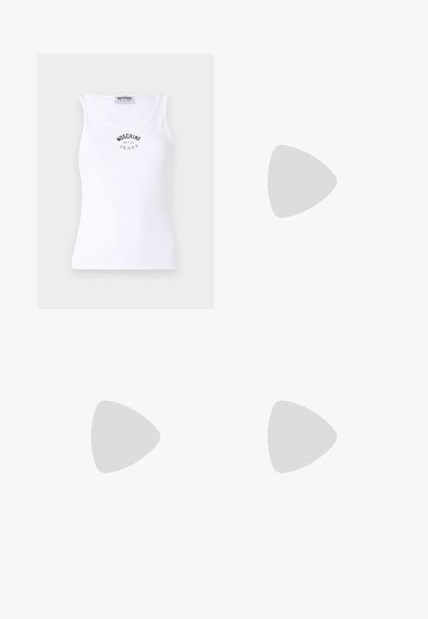 Bílý žebrovaný top bez rukávů s kulatým výstřihem, na přední straně s černým potiskem loga, které zní "MOSCHINO JEANS".; Světle modré denimové džíny s rovným střihem. Obsahují několik kontrastních nášivek, včetně srdcového tvaru a systematických detailů prošívání.; Černé kožené baletní byty s kulatou špičkou, hladkou texturou, minimálními švy a flexibilním designem podrážky.; Černá kožená kabelka s křivkovým designem, zdobená stříbrnými hřebíky, s přezkou a dvěma bočními kapsami. Nastavitelný popruh pro různé možnosti nošení.