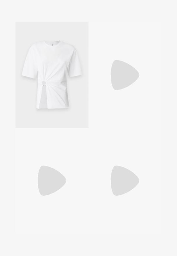 Camiseta de algodón blanca con mangas cortas, que presenta un detalle en el centro con un corte circular y acentos metálicos en la cintura.; Falda gris plisada en una tela texturizada con rayas verticales, que presenta una cintura ajustada y una silueta en A.; Zapatos de tacón slingback de charol negro con punta afilada y tacón geométrico en bloque. Presentan un diseño elegante y minimalista, así como una textura suave.; Bolso de mano de cuero negro con una textura suave. Cuenta con una correa ajustable y un diseño elegante y minimalista con cierre de cremallera.