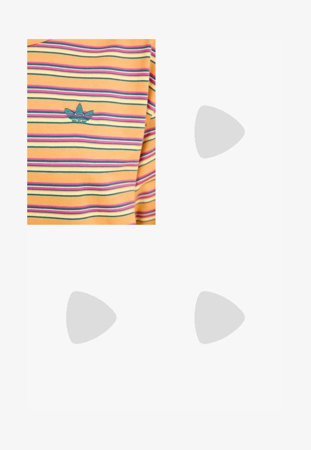 Röstripuline t-särk, millel on oranž, lilla, roheline ja beež värv. Rinnal on tikitud teal värvi kolme lehe logo. Materjal on puuvill.; Kõrgema vöökohtaga mustad spordilühikesed püksid, mis on valmistatud venivast kangast, millel on sile tekstuur ja puhtad õmblused, ideaalne treenimiseks.; Mustad mustus jooksukeng, mis sisaldab segu võrgust ja sünteetilisest materjalist, jäme talla, kaarduv disain ja silmapaistev bränding külgedel.; Selged ohutusprillid kerge, läbipaistva raami ja hallide aktsentidega. Omab ümbritsevat disaini ja reguleeritavat ninatükki.