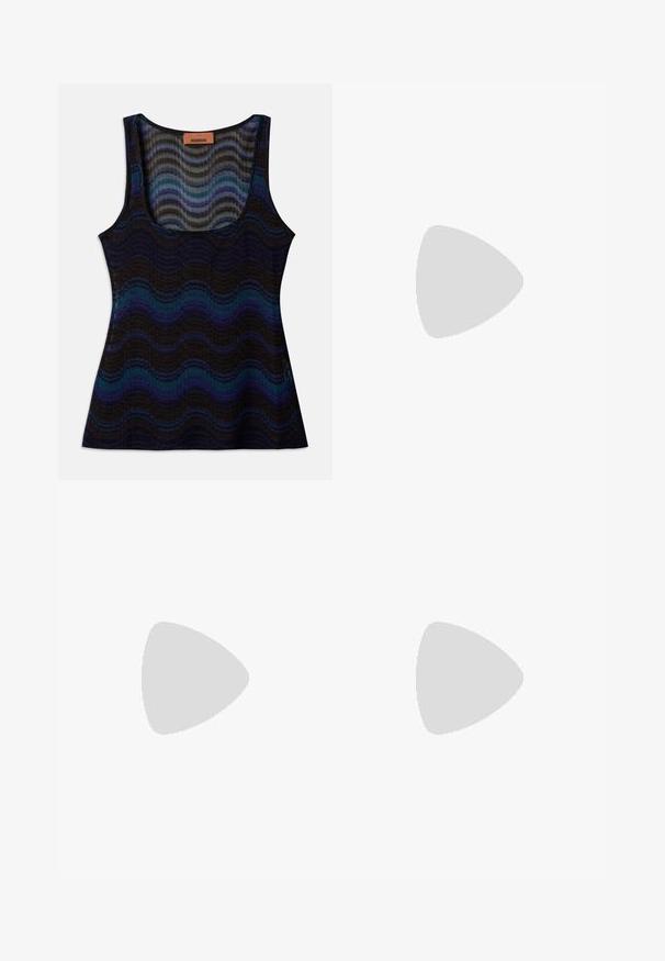 Top sans manches avec un motif ondulé dans des tons de bleu, noir et gris. Fabriqué en matériau léger, avec un col arrondi et une texture côtelée.; Pantalons évasés en tricot avec des rayures horizontales multicolores dans des tons terreux, incluant moutarde, bleu sarcelle, marron, noir, rose et gris.; Sandale noire à talons avec une bride de cheville. Dotée d'une bande en tissu texturé et multicolore sur le bout. Fini en cuir lisse.; Sac à main noir de forme incurvée, présentant un motif en chevrons multicolore et des fils métalliques. Il dispose d'une bandoulière en cuir et d'accents en métal doré.