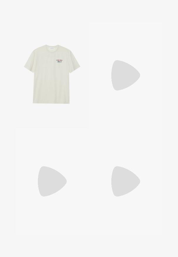 T-shirt en coton crème clair avec des manches courtes. Présente un petit graphisme bleu et rouge d'un marlin avec le texte "MARLIN TROPHY".; Pantalons cargo blancs avec une coupe décontractée, fermeture par bouton à l'avant et plusieurs poches sur les côtés, fabriqués en coton durable.; Sandale en suède beige avec deux boucles argentées réglables, bout ouvert, sangle arrière et semelle plate en caoutchouc noir. Design minimaliste, texture douce.; Ensemble de cinq bracelets comprenant du cuir brun, des perles en bois et une chaîne en argent ; textures et formes variées, avec des fermetures ajustables.