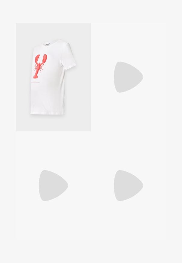 Hvid bomulds T-shirt med et rødt hummer grafik i midten. Teksten under grafikken lyder: "Bare kald mig selvfisk.") Korte ærmer.; Sorte graviditetsleggings med bred, strækbar talje, flagrende design og blød stofstruktur, der er velegnet til komfort og støtte.; Hvide spidse slingback hæle med en tynd ankelrem. Glat lædermateriale, tynd stilethæl og en sort inderside.; Sølv syntetisk læder clutchtaske med en kuvert-design, kædesnor og en frynse detalje på den ene side, der har vinkelformede sømme.