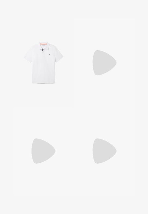 Weißes Polohemd mit einem schwarzen Kragen und orangefarbener Einfassung, kurzen Ärmeln und einem kleinen Logo auf der Brust. Hergestellt aus atmungsaktivem Baumwollgemisch.; Weiße Shorts mit Reißverschluss und Knopfverschluss, zwei Seitentaschen und einem strukturierten Stoff mit subtilen Nahtdetails.; Weiße Sneakers mit glatter Textur, versehen mit braunen Lederakzenten und schwarzen Details, kombiniert mit schwarzen maßgeschneiderten Hosen. Hintergrund aus Holzboden.; Weiße Perlenkette mit einheitlich runder Form, glatter Oberfläche und Metallverschluss mit Verlängerungskette für anpassbare Länge.