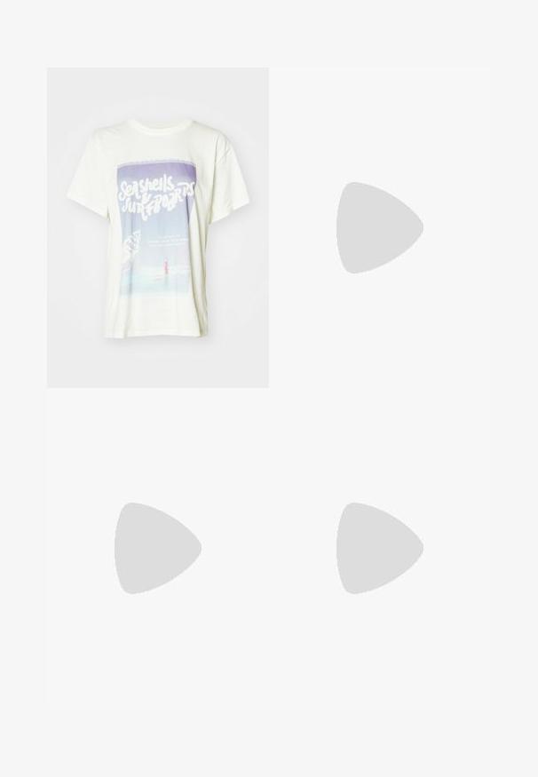 Biała bawełniana koszulka z graficznym nadrukiem muszelek i surfera. Design zawiera stonowane kolory z retro tekstem oraz plażową scenerię.; Szare spodnie cargo z elastycznym pasem, szerokimi nogawkami i dwiema bocznymi kieszeniami. Wykonane z miękkiego, lekkiego materiału.; Białe sneakersy z czarnymi paskami i beżowymi zamszowymi akcentami. Posiadają teksturowaną gumową podeszwę i płaskie białe sznurowadła, noszone z jasnymi skarpetami.; Brązowy polarowy sweatshirt z ćwierć zamkiem i haftowanym logo, w połączeniu z czarną okrągłą torbą na ramię z suwakem i detalem logo, noszony na dżinsach.