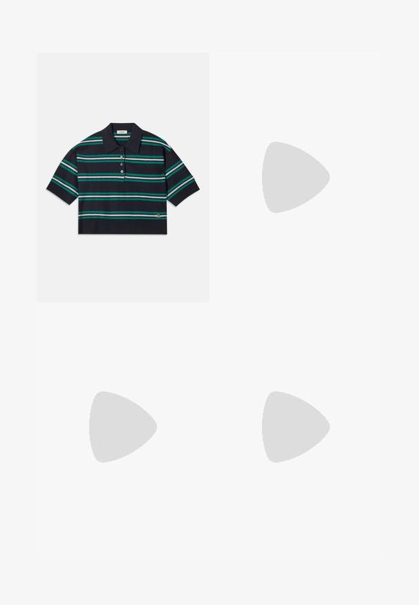 Navy raidallinen polo-paita lyhyillä hihoilla, jossa on teal-, valkoisia ja harmaita raitoja. Kolme napin aukkoa ja logo-yksityiskohta helmassa.; Vaaleanpunaiset purjekankaiset housut, joissa on muotisuunnittelu, valmistettu kevyestä kankaasta, jossa on sileä rakenne ja leveät lahkeet.; Valkoinen nahkainen slingback-kengät, jossa on terävä kärki, pieni korko ja säädettävä hihna, jossa on näyttävä hopeinen solkiyksityiskohta.; Ruskean teksturoidun nahkasta valmistettu crossbody-laukku, jossa on kultaketjuhihna ja läppäkiinnitys. Edessä on logodetail ja tasku läppäisen alla.