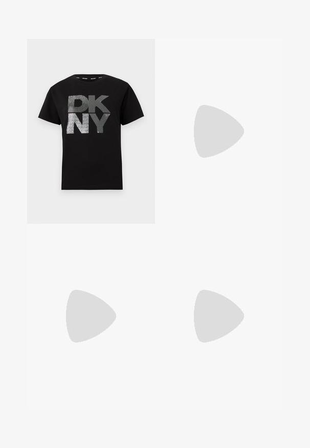 T-shirt en coton noir avec un grand texte en paillettes argentées "DK NY" sur le devant. Col rond classique et manches courtes. Texture lisse.; Pantalons blancs ajustés avec une jambe large, passants de ceinture et une ceinture avec une boucle en argent. Fabriqués en tissu léger avec une texture lisse.; Chaussure à talon haut en cuir noir avec un bout pointu, texture lisse et un talon effilé. Design minimaliste, sans embellissements supplémentaires.; Sac à main en cuir noir avec une forme incurvée, texture matelassée et quincaillerie dorée. Dispose d'une bandoulière amovible et d'un détail de logo.