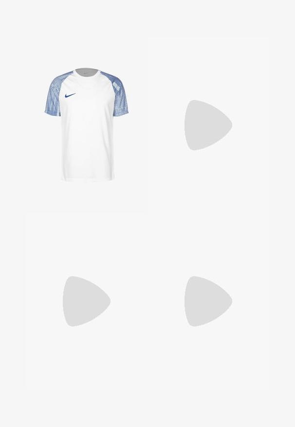 T-shirt atletica bianca con maniche corte a righe blu. Presenta un collo a giro e il logo Nike blu sul petto. Tessuto leggero.; Pantaloni larghi in cotone bianco con chiusura a bottone, dotati di passanti per cintura e due tasche anteriori. Texture liscia, design classico e vestibilità dritta.; Mocassino in pelle nera con un'accento a frange, dotato di una suola nera spessa e cuciture gialle lungo il bordo. Finitura testurizzata.; Collana in metallo argentato a tre strati caratterizzata da catene sottili e flessibili con una leggera lucentezza, fissata con un gancio a molla e una catena regolabile.