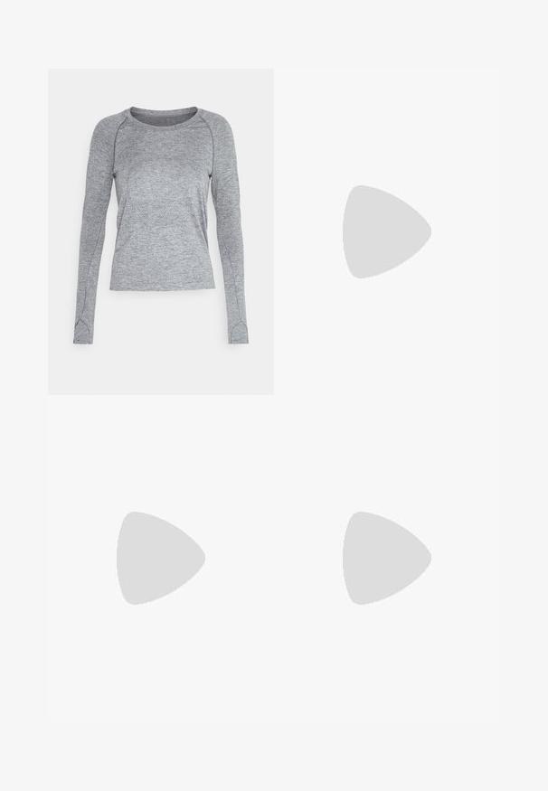 Graues Langarmshirt aus strukturiertem Stoff mit rundem Ausschnitt und Raglanärmeln. Besitzt ein dezentes Muster entlang des Oberkörpers.; Schwarze Leggings mit hohem Bund, glatter Textur und minimalistischem Design. Verfügt über seitliche Taschen und Nähte.; Weißer Laufschuh mit grauen und rosa Akzenten, GORE-TEX-Branding, Obermaterial aus Mesh und strukturiertem Sohlen, entworfen für das Gelände im Freien.; Schwarze Oakley-Sonnenbrille im Wraparound-Stil mit dunklen rechteckigen Gläsern und gebogenen Bügeln auf einem schlichten weißen Hintergrund.