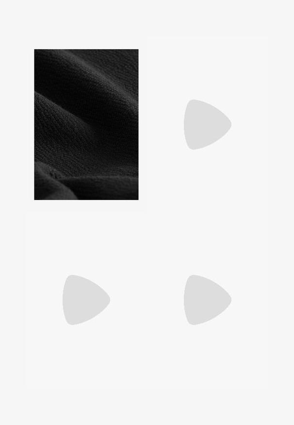 Juodas struktūruotas audinys su švelniu, pūkuotu paviršiumi. Pasižymi subtilia gropavimo struktūra, tinkama įvairiems panaudojimams.; Šviesiai rudos medvilninės šortai su mygtuko uždarymu, elastine juosta ir šoninėmis kišenėmis. Paprastas dizainas, tiesaus kirpimo, be matomų raštų.; Juodas sportinis batai, pagaminti iš zomšos ir tinklelio, su apvalia nosimi, raišteliu ir baltu guminio pado, dekoruotu tekstūromis.; Apvalūs akiniai nuo saulės su skaidriu rėmu, šviesiai žaliais lęšiais ir plonomis skaidriomis kojelėmis. Rėmas turi subtilius metalinius akcentus.