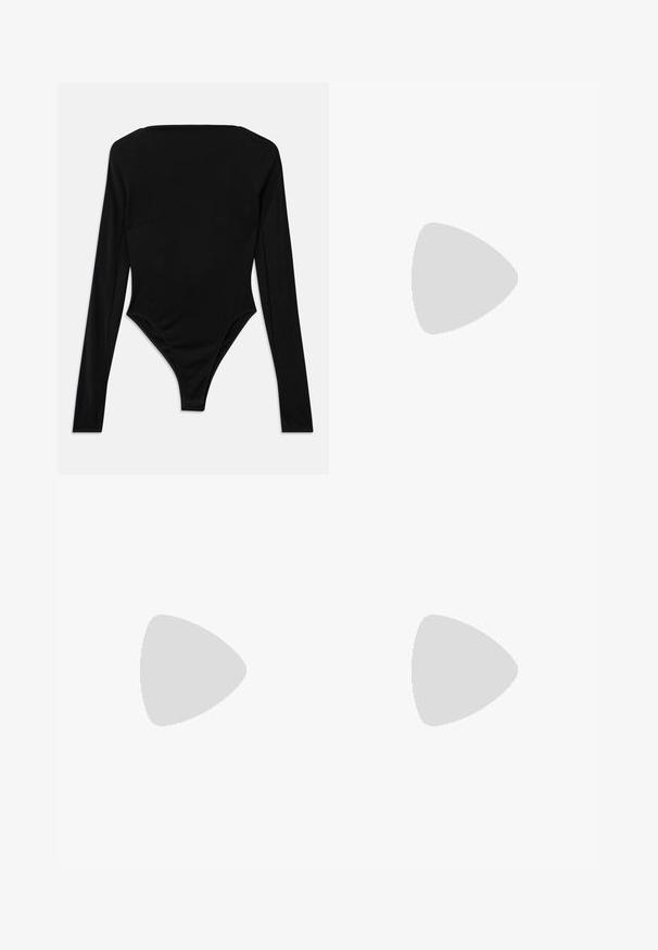 Čierny bodysuit s dlhým rukávom vyrobený z elastického materiálu, s štvorcovým výstrihom a vysokým strihom nohavičiek bez viditeľného hardvéru alebo vzorov.; MIISTA ANSELMA SKIRT - sukňa v tvare A - green/blue; Čierne lakované kožené lodičky na podpätku s špicatou špičkou, nastaviteľným popruhom okolo členka a stredne vysokým blokovým podpätkom. Hladký povrch s lesklým finišom.; Čierna kožená kabelka zaobleného tvaru, so širokým popruhom a textúrovaným povrchom. Obsahuje jemný šev a zlaté kovanie.