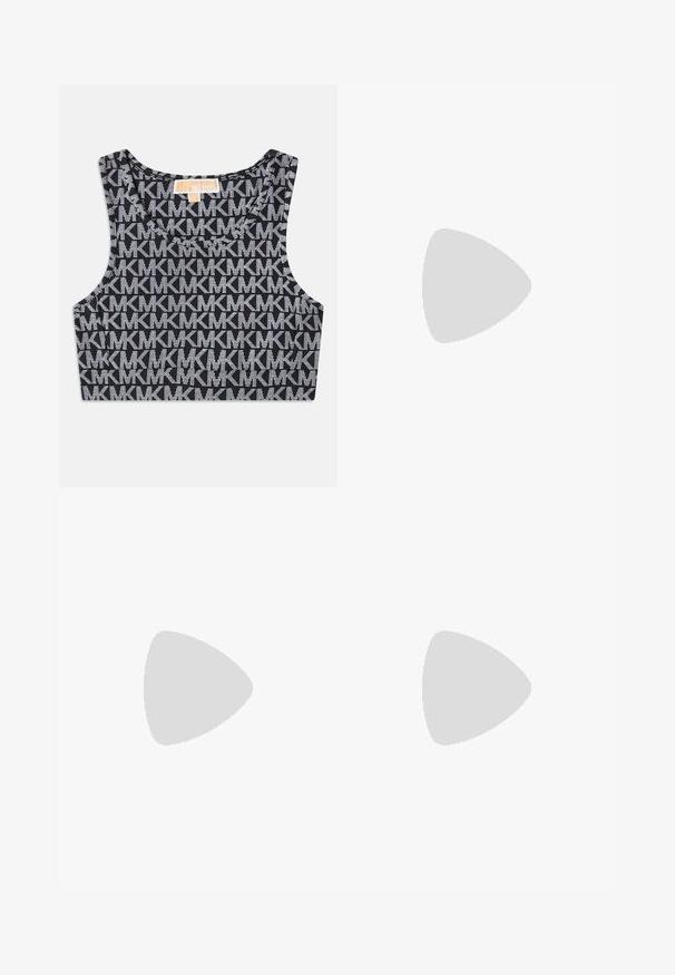 Top scurt negru, cu un model repetat de logo-uri albe MK, guler rotund și bretele late. Textură fină.; Pantaloni largi din piele neagră, cu talie elastică, șnur și accente de hardware aurie. Textură netedă și croială lejeră.; Botină din piele neagră, cu vârf ascuțit, capac metalic auriu și toc subțire înalt. Textură netedă cu un design minimalist.; Geantă de piele neagră cu un design curbat, dotată cu studuri argintii, o cataramă și două buzunare laterale. Curea ajustabilă pentru opțiuni de transport.