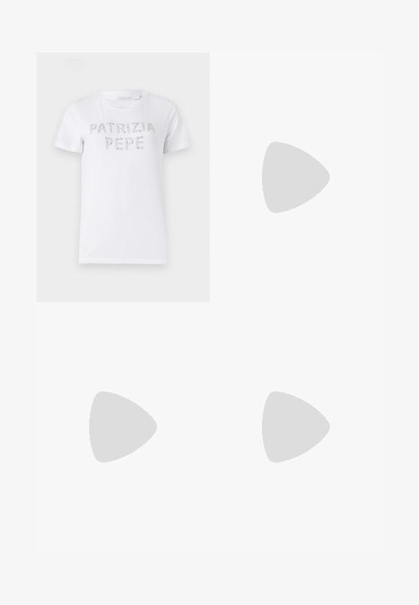 T-shirt bianco in cotone con la scritta "PATRIZIA PEPE" in strass argentati sulla parte anteriore. Maniche corte e scollo tondo.; Pantaloni neri a gamba dritta, caratterizzati da un alto punto vita, pieghe frontali sottili, una texture liscia e un accento logo metallico vicino alla vita.; Sandal con tacco alto bianco con cinturino testurizzato e strass, design aperto sulla punta e cinturino alla caviglia con fibbia regolabile.; Borsa a tracolla in finta pelle beige con texture liscia, doppi manici, hardware dorato, targhetta con logo e un'etichetta attaccata.