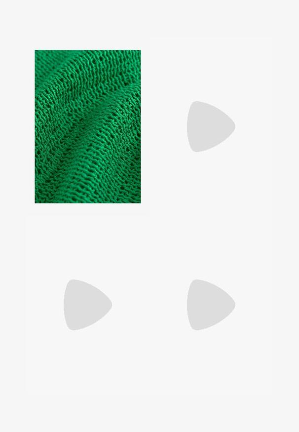 Zeleno pleteno tekstilo, ki se ponaša s teksturiranim vzorcem z ohlapnim in odprtim tkanjem, ki prikazuje fine nitke in več vidnih šivov.; Levi's® 501® MID THIGH - Kratke hlače iz džinsa - denim; Zeleni semiš športni copat z belimi usnjenimi črtami, gumijastim podplatom, oblazinjenim ovratnikom in minimalističnim dizajnom. Na strani je oznaka blagovne znamke.; Rjava tkanina iz usnja z vozlanimi ročaji, ki jo nosi oseba v svetlomodrih kavbojkah in črnih debelih čevljih. Gladka, teksturirana površina.