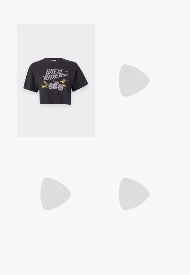 Camiseta negra cortada con el texto "WILD RIDERS" en plata y un gráfico de motocicleta con acentos de llamas en naranja y amarillo.; Mini falda de mezclilla negra con dos bolsillos frontales, hebillas laterales y una cintura ajustada. Presenta una textura suave y un dobladillo recto.; Chanclas negras de cuero lisas, con correas entrecruzadas y detalles troquelados, y una suela plana y flexible.; Gafas de sol ovaladas negras con lentes oscuros, montura de plástico grueso, diseño ligeramente curvado y detalle del logo dorado en la patilla.; Bolso de mano de cuero negro con una correa de cadena plateada, que presenta acentos decorativos en forma de alas y costuras blancas a lo largo de la costura inferior.