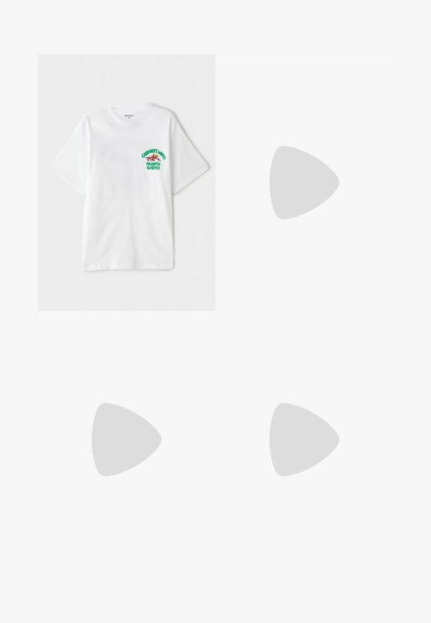 Hvit bomull t-skjorte med grønn og rød grafikk tekst på venstre bryst som leser "cashart Who Pronto Subito." Korte ermer.; Brune bukser laget av slitesterk tøy, med rette ben, standard midje og sidelommer for funksjonalitet.; Brune og blå rutete vide bukser sammen med hvite sko med svarte detaljer og teksturerte såler, satt mot en grønn bakgrunn.; Brun kvart-zip fleece genser med brodert logo, med en svart rund crossbody bag med glidelås og logodetalj, båret over denim.