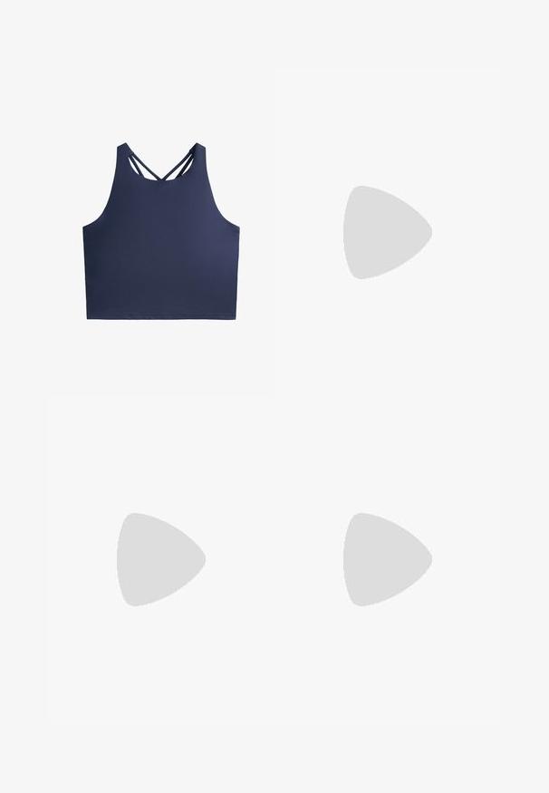 Soutien-gorge de sport bleu marine en tissu lisse et extensible. Présente un col montant et des bretelles croisées dans le dos. Design simple et élégant.; Shorts bleu clair en tissu doux et extensible. Dotés d'une large ceinture côtelée et d'un design simple sans motifs ni accents visibles.; Baskets de sport blanches avec un dessus texturé, un col rembourré et un système de laçage. Elles disposent d'une semelle incurvée et d'un logo discret sur le côté.; Un sac de sport noir en tissu lisse, avec des compartiments à double fermeture éclair, des poignées rembourrées et un grand logo Nike blanc sur le devant.