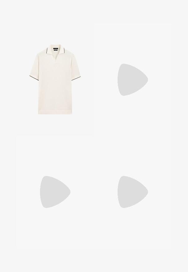 Cremfarbener Poloshirt mit V-Ausschnitt und kontrastierendem dunklem Besatz an Kragen und Ärmeln. Weicher Stoff, kurze Ärmel.; Beige, leichte Baumwollhosen mit einem Kordelzugbund, Fronttaschen und einem Knopfverschluss, die eine glatte Textur aufweisen.; Braune Wildleder-Pantoffel mit runder Zehenpartie, seitlichem Schnallendetail und strukturiertem Gummisohle. Das Innenfutter bietet eine weiche Polsterung für zusätzlichen Komfort.; Weißes Muschelkette, die aus unregelmäßigen Formen besteht, getragen über einem enganliegenden weißen Tanktop. Glatte Textur mit subtiler Schattierung, körpernahe Passform.