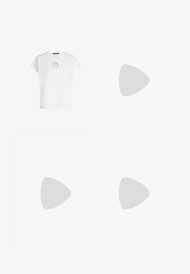 Witte T-shirt met korte mouwen en ronde hals, met zwarte tekst "KARL LAGERFELD PARIS 21 RUE ST-GUILLAUME" op de borst.; Zwart-witte gestreepte minirok met opgeraapte zijkant, verstelbare knoop en decoratieve kralen aan het einde van het trekkoord.; Zwarte leren slingback hakken met een spitse neus, slanke hak en decoratieve gespdetails op de bovenkant. Gladde textuur en een strakke uitstraling.; Zwart-wit gestreepte handtas met een gestructureerde vorm, voorzien van een bovenhandvat, een afneembare kettingriem en een metalen logo-accent.