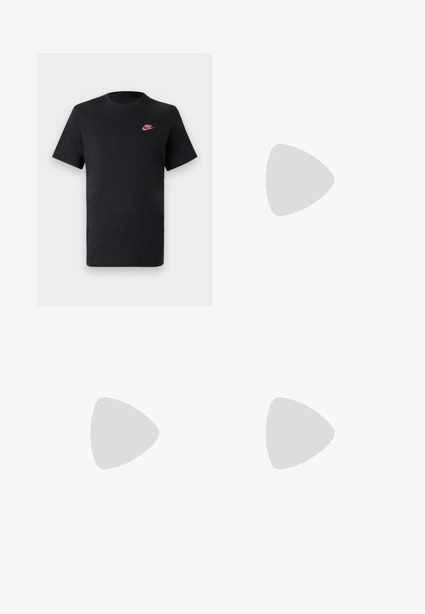 T-shirt de algodão preto com decote redondo e mangas curtas. Apresenta um logótipo da Nike rosa no lado superior esquerdo. Textura suave.; Calções de carga bege com cintura elástica, cinto preto ajustável e bolsos laterais com fecho. Feitos de um tecido leve com uma textura subtil.; Ténis de corrida pretos com um upper sintético suave, acentos perfurados, painéis laterais texturizados e uma sola distinta e elástica.; Mochila de cintura preta em nylon com fecho com zíper, apresentando um grande logótipo branco da Nike. Textura suave e design ergonómico para um uso confortável.