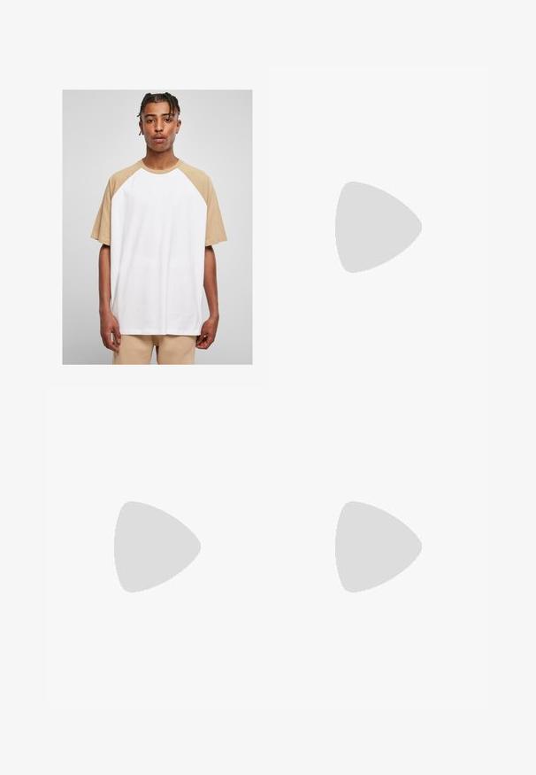 Weißes T-Shirt mit kurzen Ärmeln und beige Raglan-Ärmeln. Glatte Stoffqualität, lockerer Schnitt und Rundhalsdesign, mit geradem Saum an der Unterseite.; Hellbeige Leinenhose mit elastischem Bund und Kordelzug. Gerades Bein Design mit glatter Textur und leichtem Zuschnitt an den Knöcheln.; Hellbeige Slipper mit spitzem Zehenbereich, glattem Material, einem Riemen über dem Vorderfuß und einer niedrigen braunen Sohle. Einfaches Design mit minimalen Akzenten.; Goldfarbene Metall-Aviator-Sonnenbrillen mit großen dunkelgrünen Gläsern, ausgestattet mit einem dünnen Rahmen und transparenten Nasenpolstern für zusätzlichen Komfort.