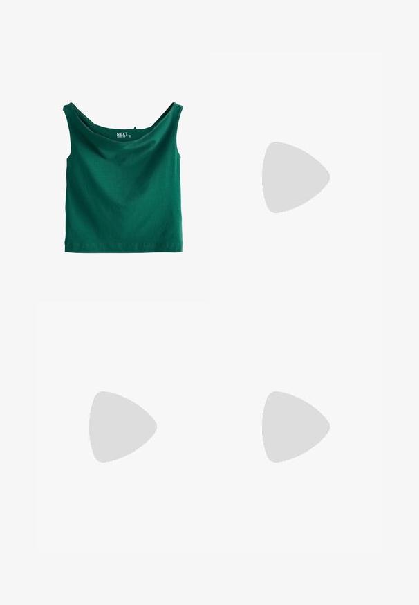 Crni zeleni bez rukava uski top s širokim izrezom i prilagođenim krojem.; Tamno plave široke hlače s plisama na struku, s prednji gumbom i petljama za remen. Glatka tekstura i dizajn punih dužina.; Crne kožne sandale imaju široku traku za prste, dvije podešavajuće trake s kopčama i debeli, rebrasti potplat za stabilnost.; Smeđe gradient sunčane naočale s prozirnim ružičastim okvirom, kvadratnog oblika i tankim metalnim ručkama. Imaju zaobljene ivice i minimalne detalje.