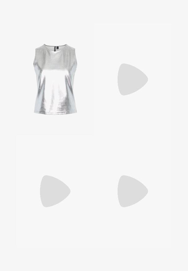 Top sin mangas de color plateado con un acabado metálico brillante. Presenta un escote redondo y una textura suave, adecuada para diversas ocasiones.; Jeans acampanados de color azul hechos de denim, con una cintura alta, bolsillos frontales y costuras en contraste. La tela tiene una textura suave.; Zapato de tacón tipo slingback con punta afilada en un material suave y brillante de color marrón. Presenta un diseño con corte curvado y un tacón de aguja delgado. Detalle de hebilla plateada.; Bolso bandolera de cuero marrón con forma curvada, herrajes dorados y un acento de hebilla. Incluye una correa de hombro desmontable.